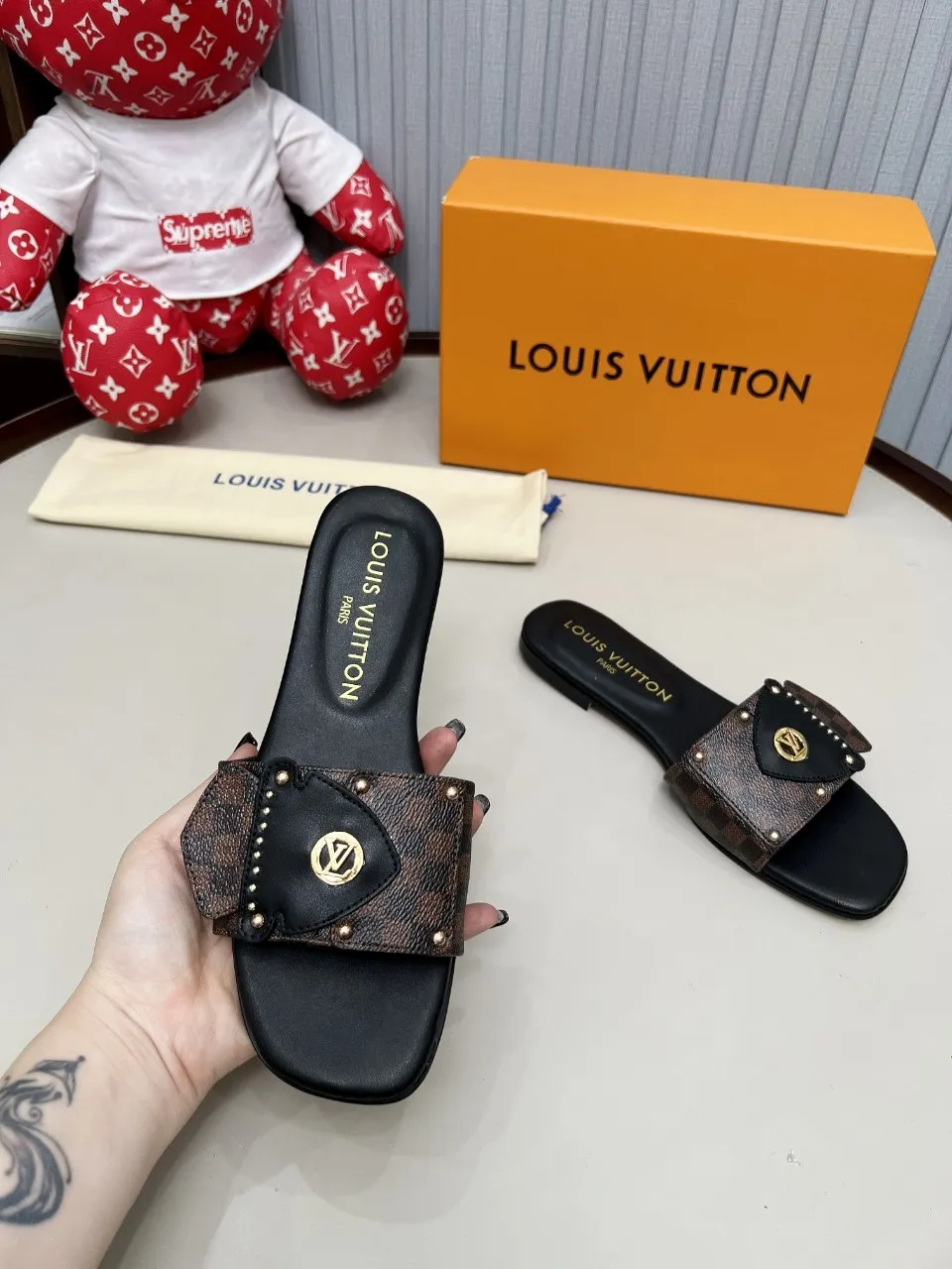 👟👟Ex-factory price 320👟👟 Genuine leather sole +40 Louis Vuitton, 1:1 advanced customization upper, fabric: customized LV special fabric, lining: sheepskin, original molding hardware, code number: 35-42, order with pictures, welcome to send pictures to place an order,